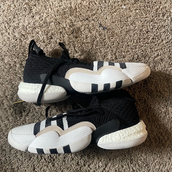 Basketball shoes - Picture 2 of 2